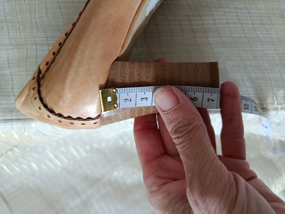 Buty damskie skórzane na obcasie  38