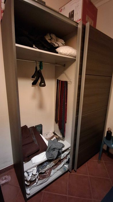Armário roupeiro castanho com prateleiras