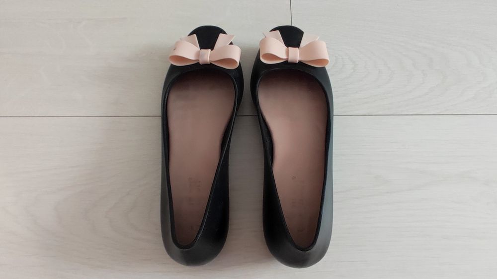 Czarne gumowe baleriny