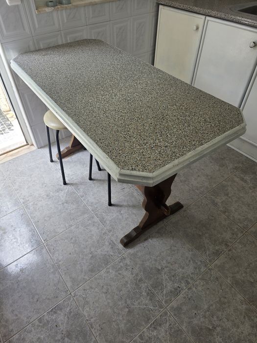 Mesa de cozinha em madeira grossa  tipo granito – 1,30m x 0,64m