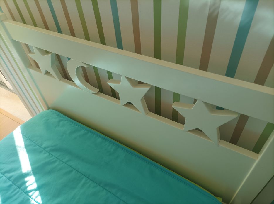 Cama branca de madeira (solteiro) com estrelas + Colchão