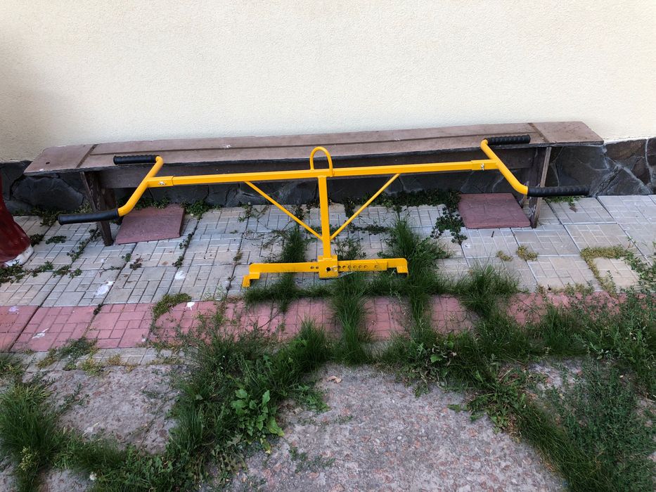 Продольний захват для встановлення бордюрів, плит