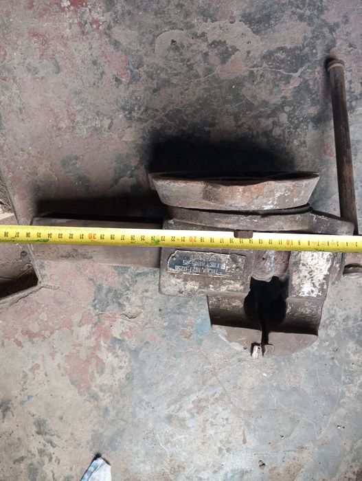 Тиски слесарные б/у