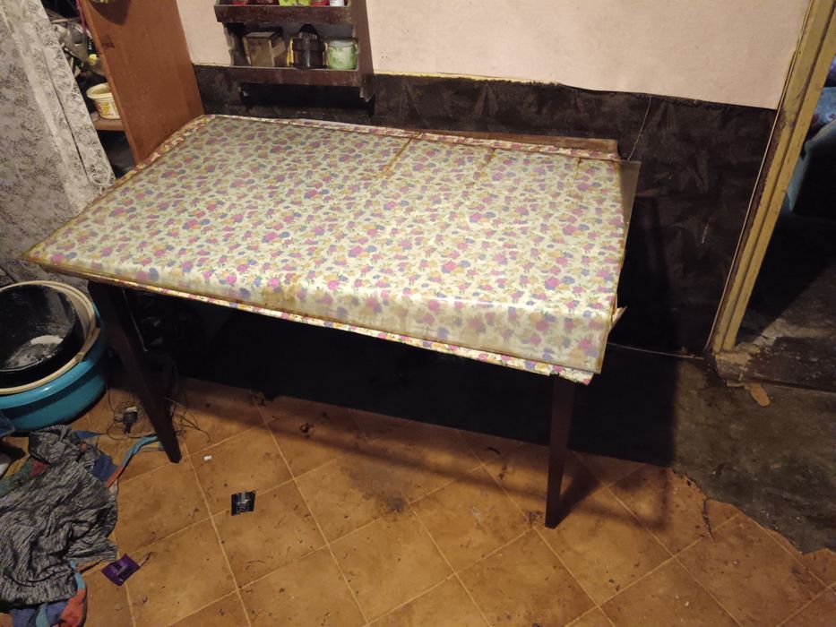 Sprzedam stół z szybą hartowaną