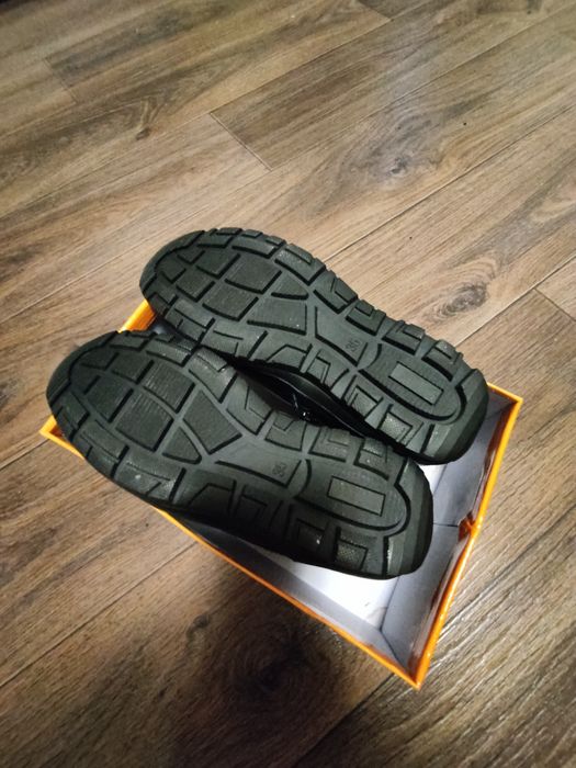 Продам новые зимние детские ботинки 35 р.