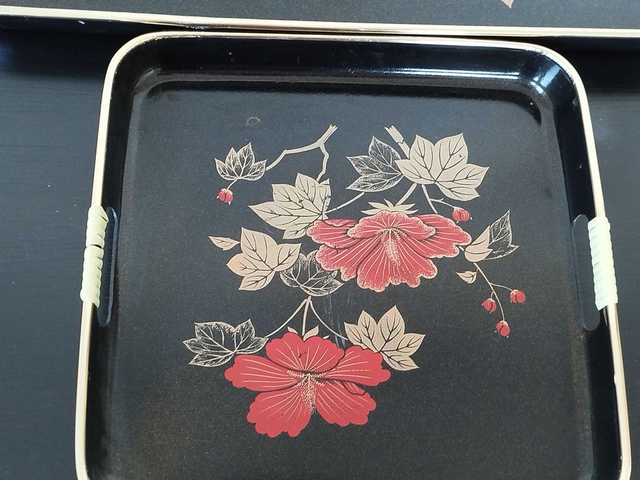 2 tabuleiros em forma de retângulo e outro em forma de quadrado