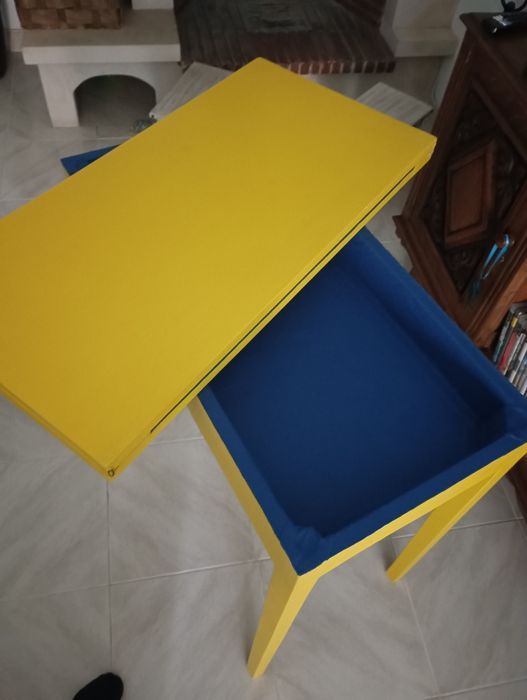 Mesa de jogo amarela