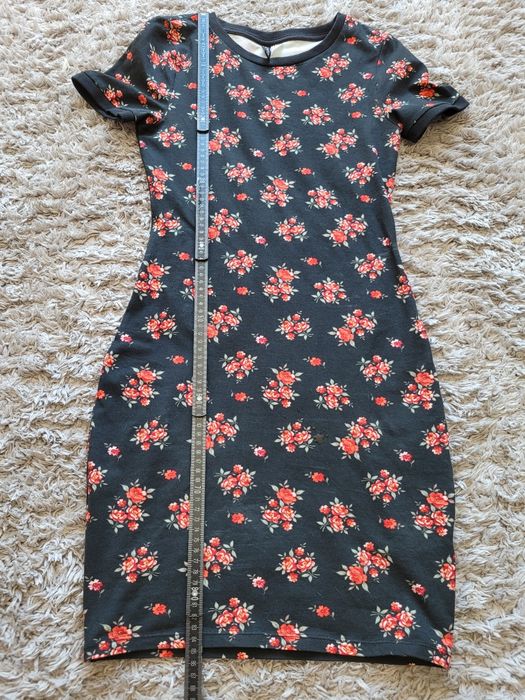 Elastyczna Czarna  sukienka w czerwone  kwiaty tuba H&M 36
Wymiary na