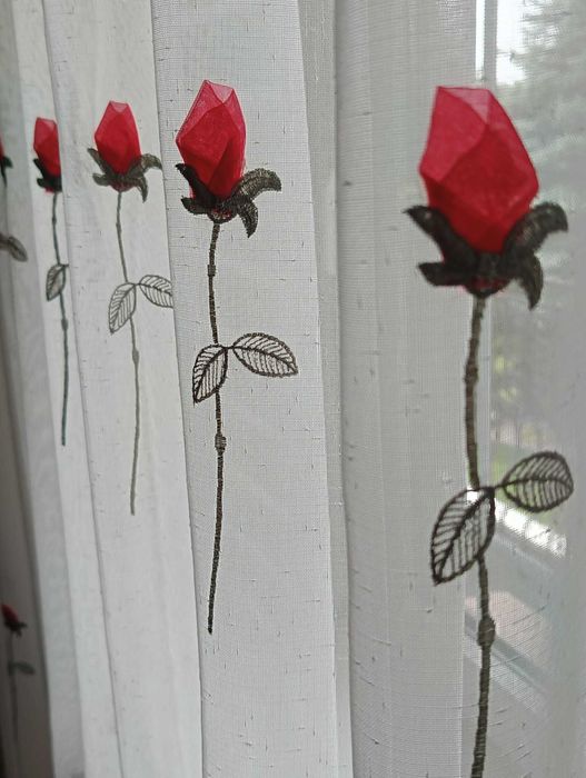 Firanki w różyczki na okno balkonowe