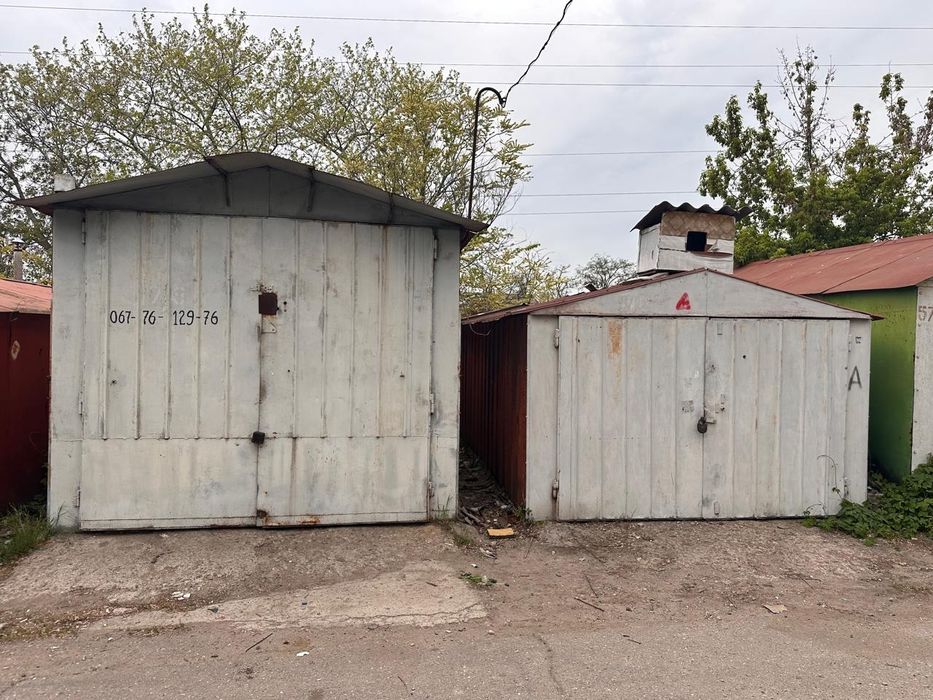 Два рядом стоящих гаража.ГК Искра 2 " Рядом рынок Москвич"
