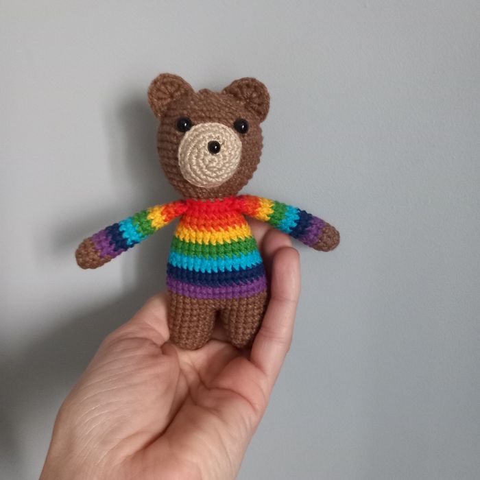 Miś na szydełku tęcza