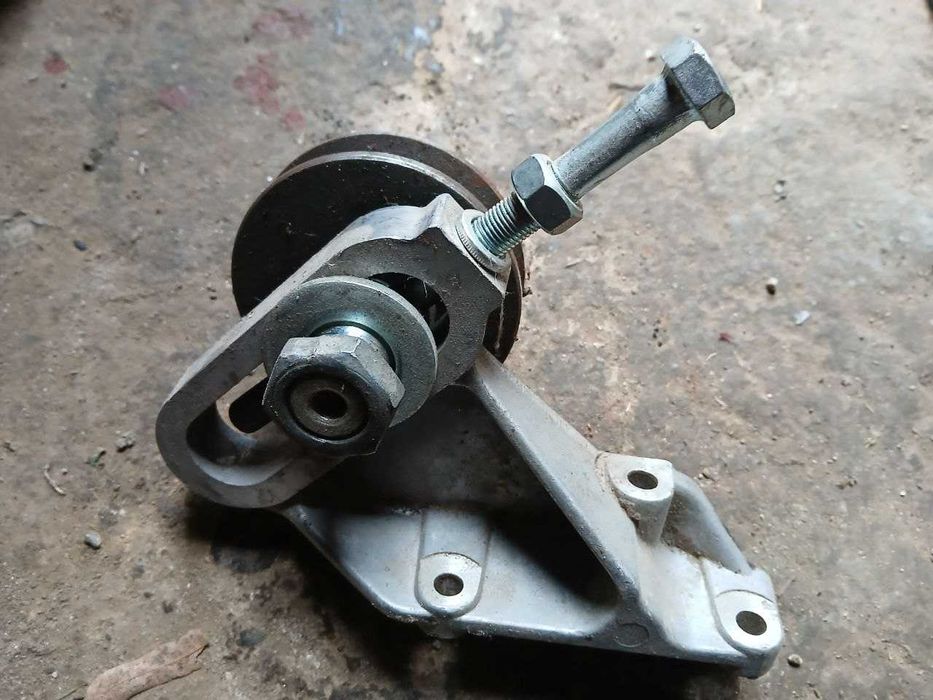 Натяжний ролик компресора з кронштейном МАЗ 500