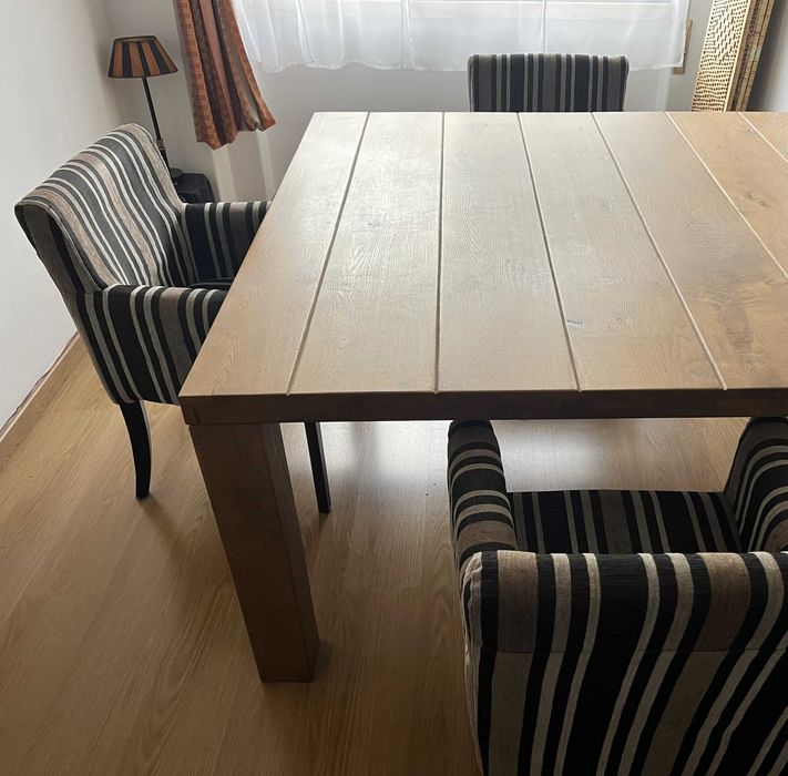 Mesa e conjunto de 4 cadeiras