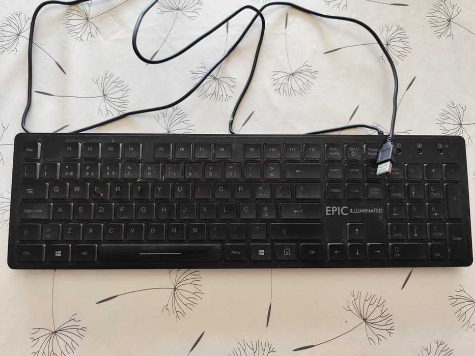Teclado retroiluminado Epic PT-PT USB com fio