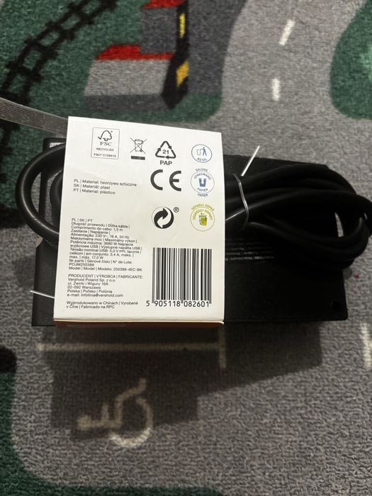 Przedłużacz 1,5 m czarny Hykker 4 gniazdka + 2 x USB, USB-C