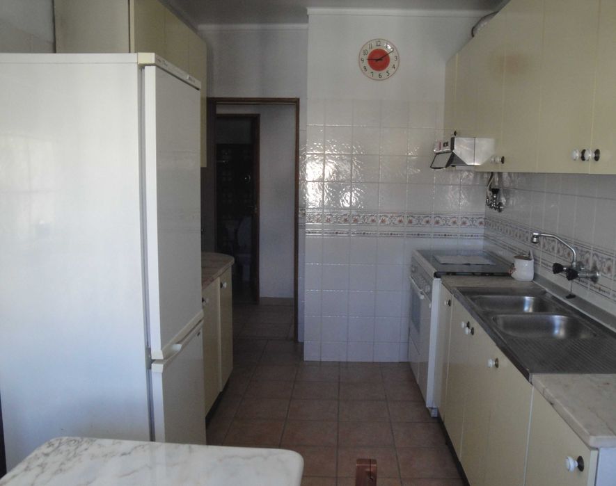 Arrenda-se apartamento mobilado T2, estudantes ou casal, a 10 minutos do centro de Lisboa, junto ao metro de Odivelas. Área calma bons espaços verdes.
