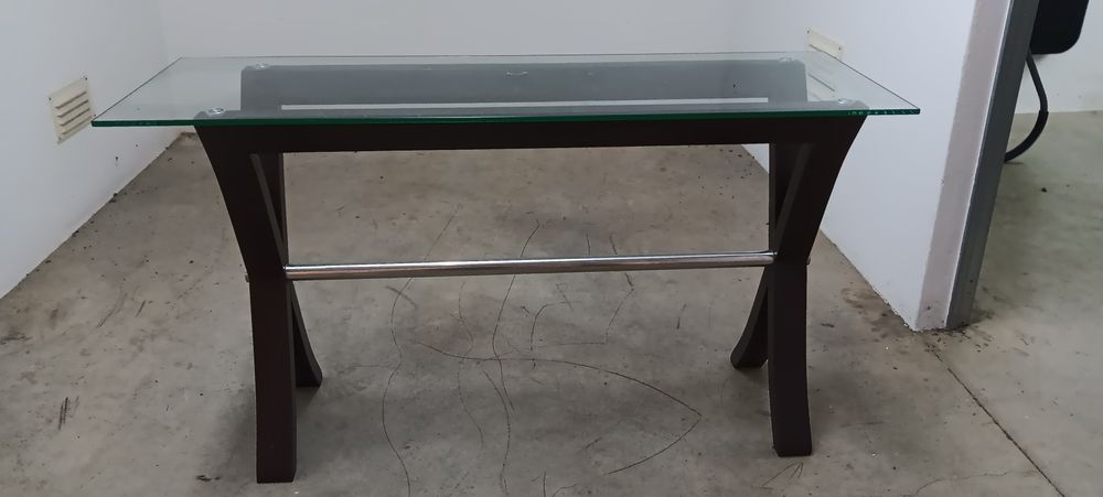 Aparador com base em vidro