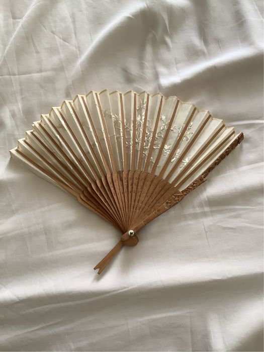 Leque antigo oriental em sândalo e seda bordada com caixa  adaptada oriental em madeira lacada e ouro.