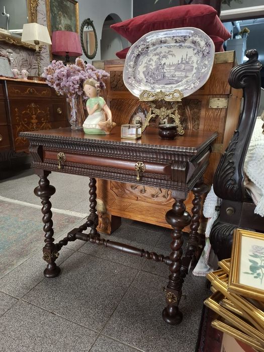 Mesinha de apoio antiga em madeira maciça.