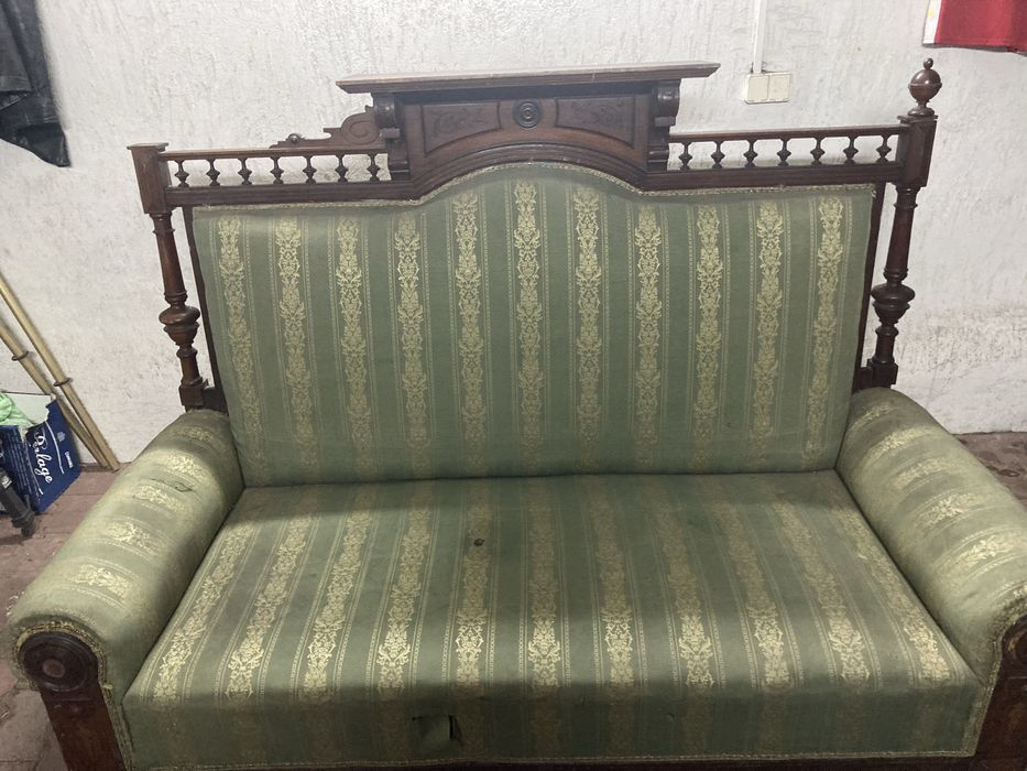 Sofa widoczna na zdjeciu