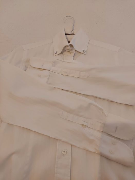 Camisa feminina da Sacoor branca com botões brilhantes