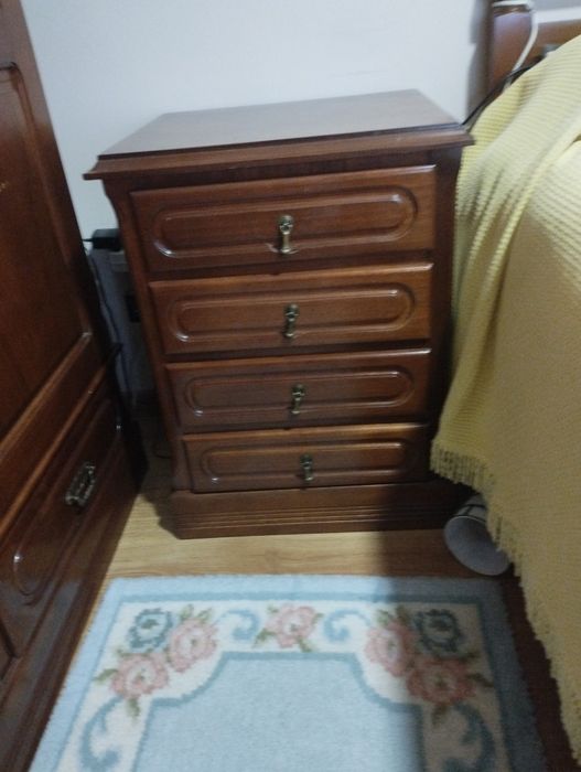 Mobília de quarto de casal em muito bom estado