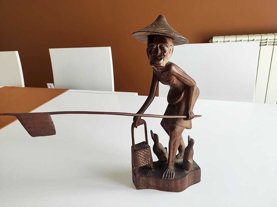 Escultura antiga, de madeira