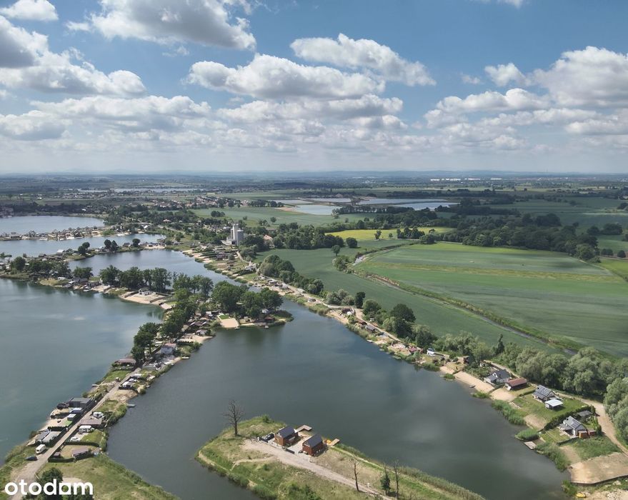 Działka na pełną własność z plażą i linią brzegową jeziora