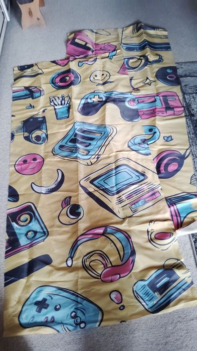 Zestaw firanek i zasłon.