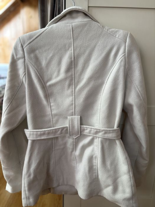 Bialy plaszcz francuskiej marki