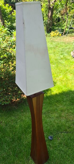 Lampa z tworzywa , stojąca jak na zdjęciachch
