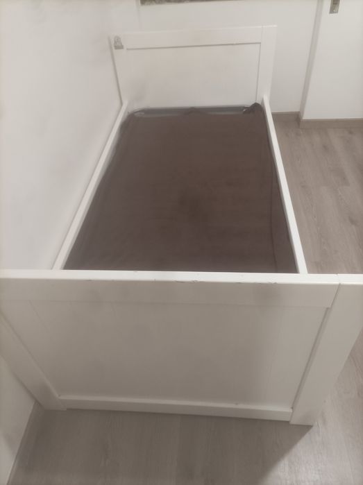 Cama de solteiro dupla com gavetão.