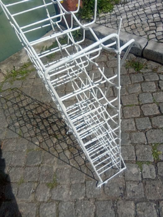 Garrafeira pintura nova. Ferro .