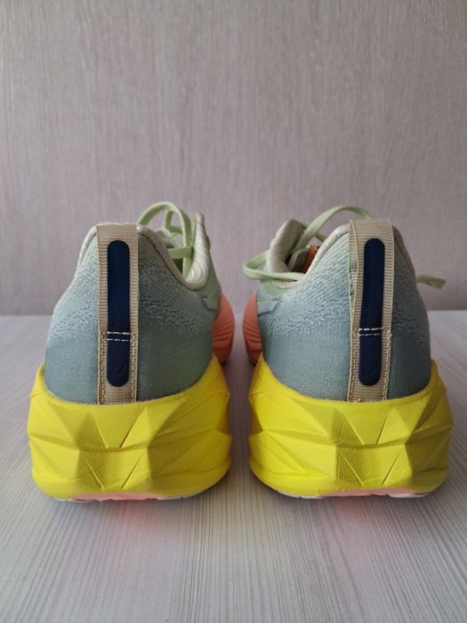 Кросівки бігові ASICS Novablast 4 Paris