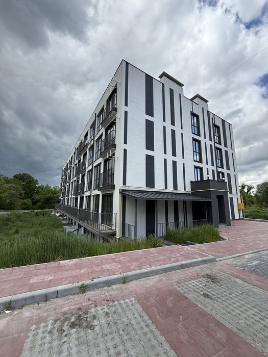 Продається квартира з балконом, поряд бучанський парк. Можна під державні програми. Розвинута інфраструктура магазини, зупинка громад транспорту