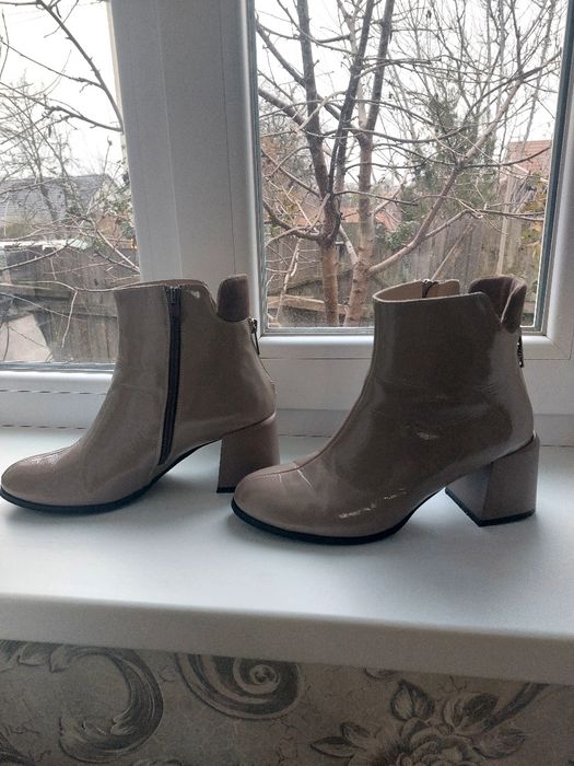 Продам жіночі ботінки.