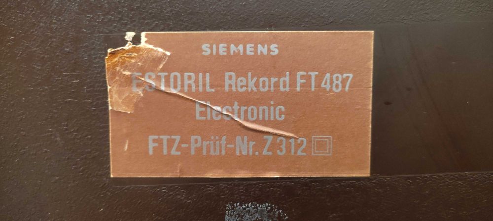 Televisão antiga a preto e branco (Siemens Estoril Rekord FT 487)