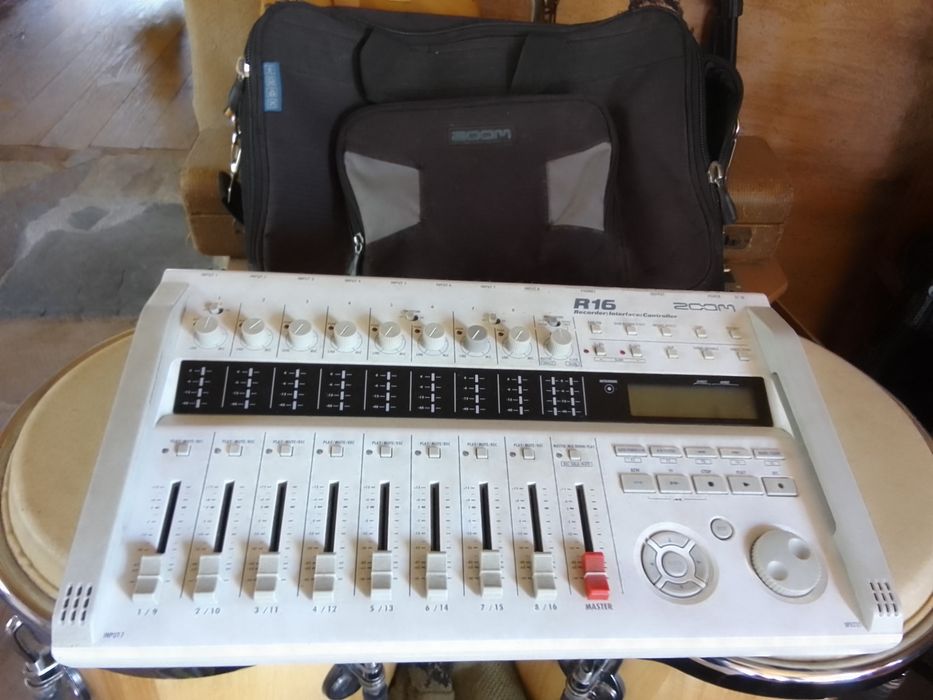 Zoom R16 Portable Studio