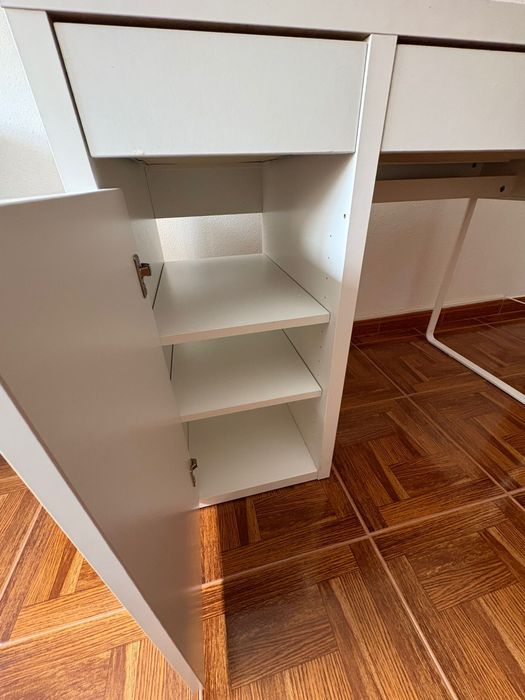 Secretária IKEA com arrumação