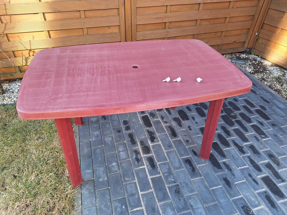 plastokowy stoł ogrodowy