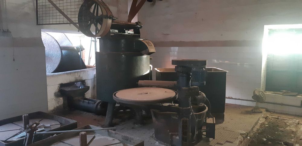 lagar antigo de prensas, capachos e moinhos de pedra