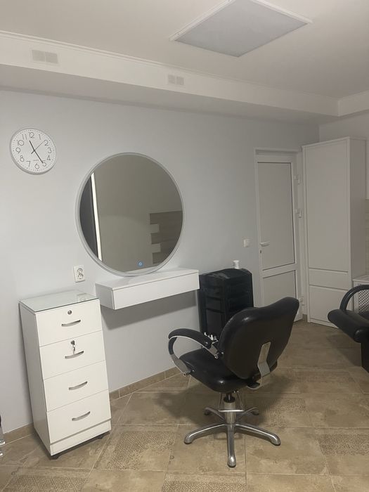 Здається робоче місце для перукаря