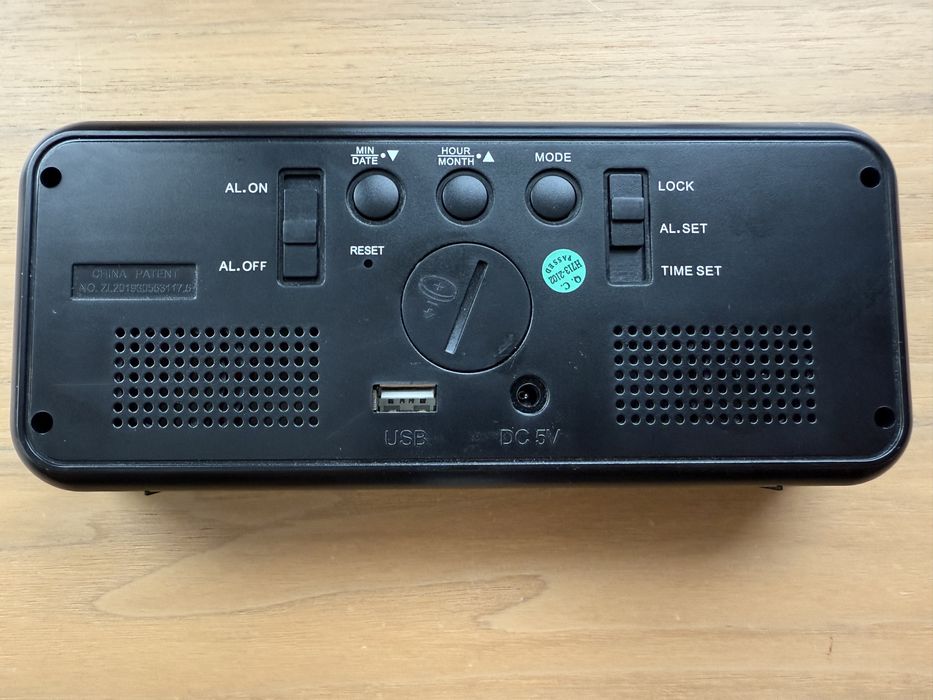 Єлектронний годинник на тумбу , часи/ термометр/ календарь/ будильник