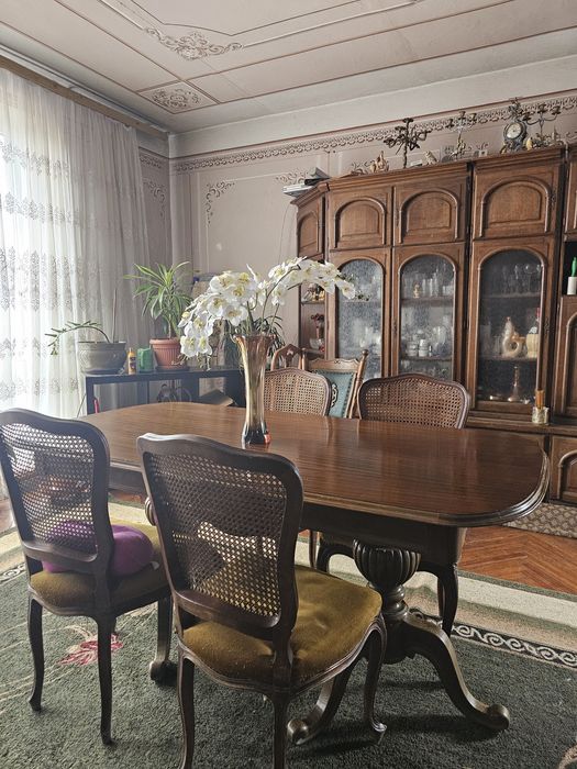 Стіл у вітальню.