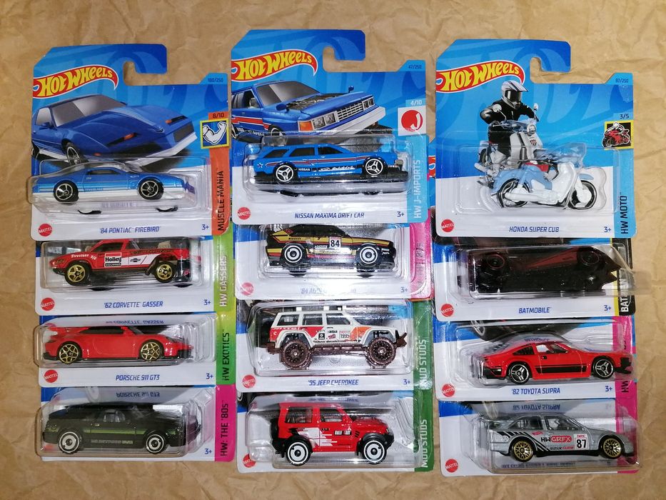 Vários Hot Wheels 2023