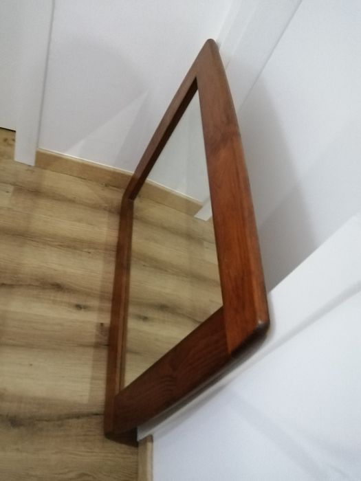 Espelho com moldura em madeira