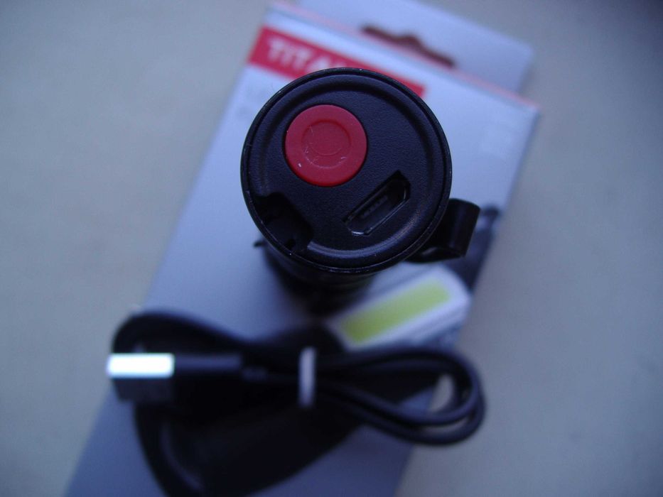 Светодиодный LED фонарик аккумуляторный (светильник) новый