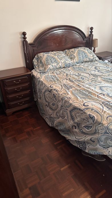 Quarto completo cama/colchao/ roupeiro/ mesas cabeceiras/ comoda