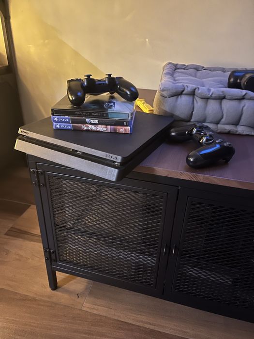 PS4 Slim z 4 grami i 2 padami oraz stacja ladujaca do padow.