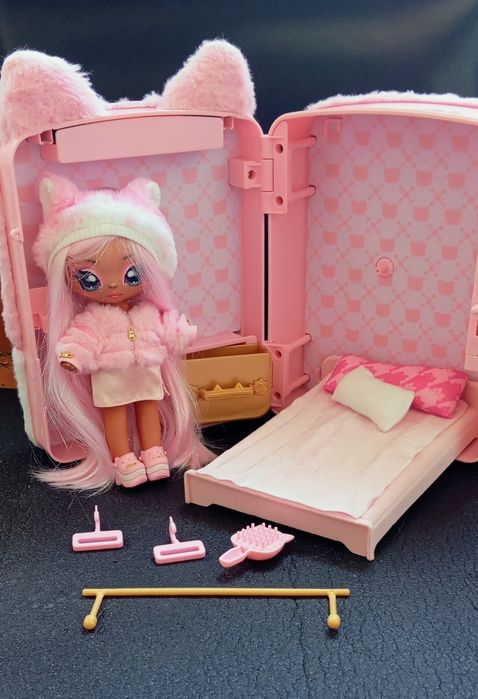 Boneca Na Na Na mochila surpresa 3 em 1.
